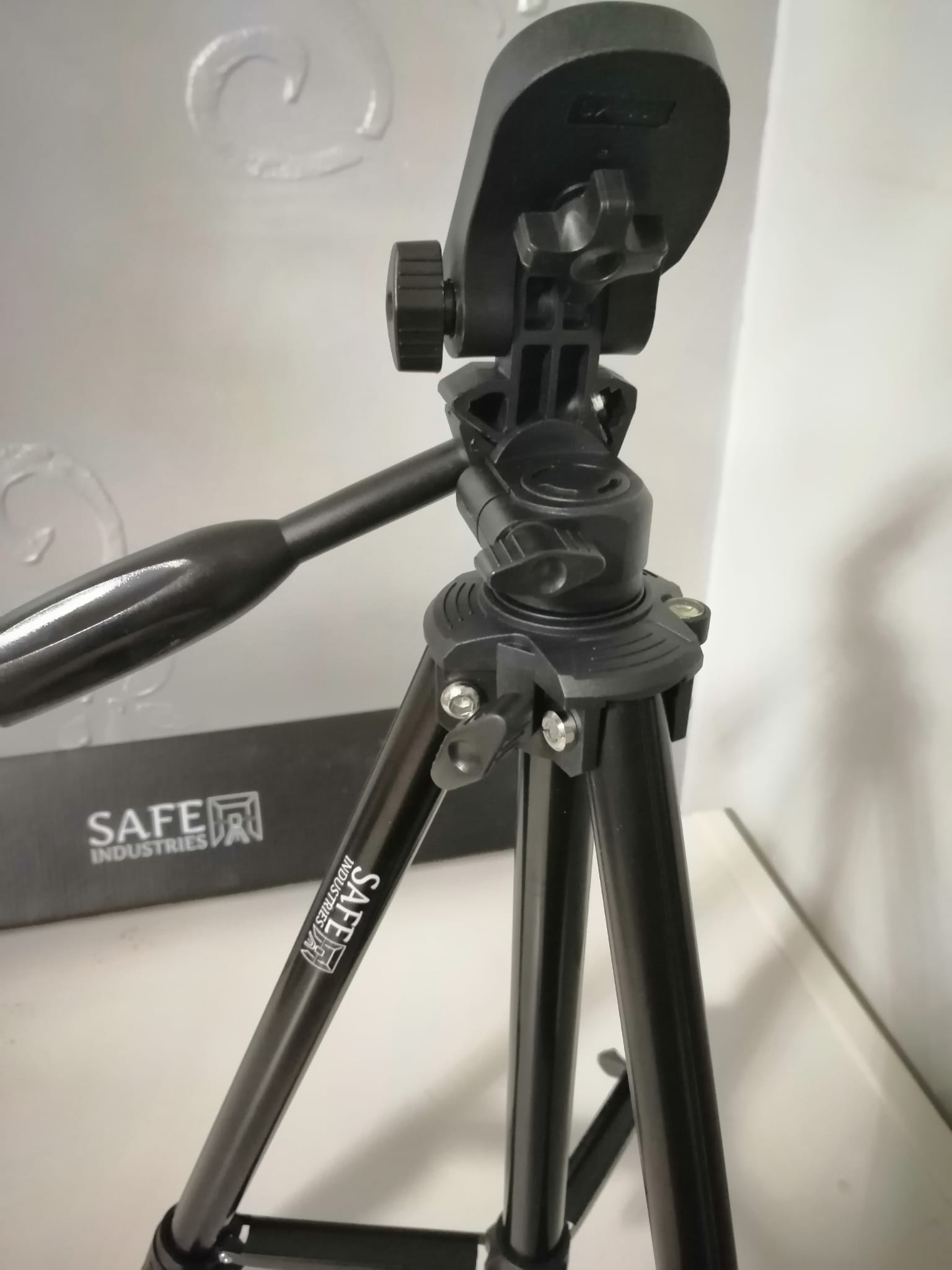 Livella Laser Professionale 12 Linee 3D Autolivellante, Compresa Staffa per Cartongesso e Cavalletto 150 cm - immagine 8