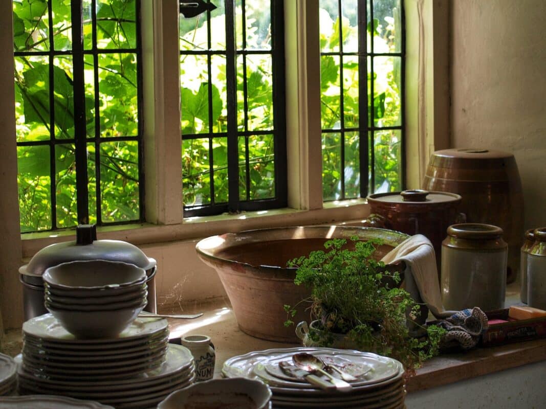 cucina con finestra dove si vedono piatti e pentole